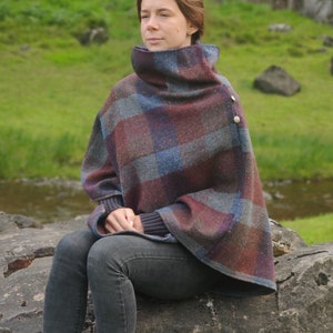 Poncho à col roulé en laine tweed irlandaise Donegal - Bordeaux/sarcelle d'hiver à carreaux avec taches - moucheté - 100 % pure laine vierge d'Irlande - FABRIQUÉ À LA MAIN EN IRLANDE