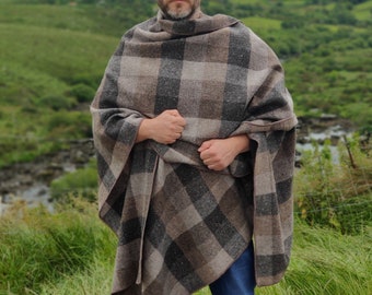 Irish Donegal Tweed Ruana, Wrap, Cape, Cloak - HEAVY TWEED - Beige/Brown/Grey Box Check - 100% Pure New Wool - Unisex - Fait à la main en Irlande