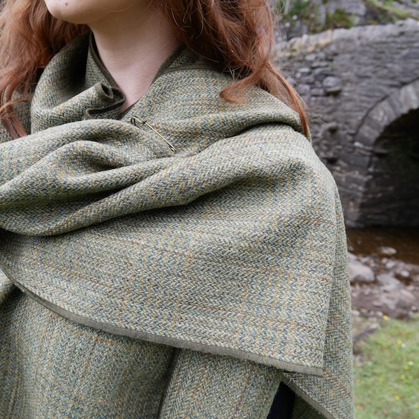 Scialle in tweed irlandese, sciarpa oversize, stola - Scozzese verde / Tartan / Quadri - 100% pura lana vergine - Frange fatte a mano - FATTO A MANO IN IRLANDA