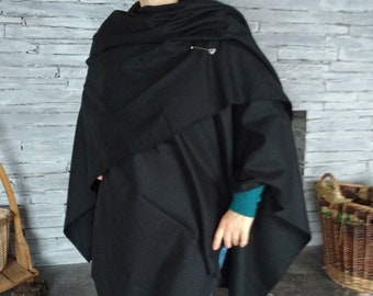 Irische weiche Lammwolle Ruana, Wrap, Cape, Rechteckumhang Arisaid - Schwarz - 100% Schurwolle - Unisex - HANDMADE IN IRELAND