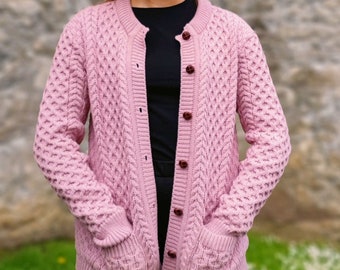 Cardigan irlandais en laine mérinos Aran - Veste de bois de charpente - Cendre rose / rose - Avec poches - 100 % pure laine mérinos - Chaud et épais - FABRIQUÉ À LA MAIN EN IRLANDE