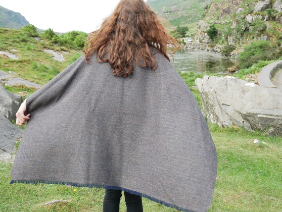 Ruana arisaid laine tweed irlandais, wrap, arisaid Ruana - chevrons marron/bleu/beige - 100 % laine - prêt pour l’expédition - livraison gratuite - HANDMADE IN Irlande 9dae39 Ruana arisaid laine tweed irlandais, wrap, arisaid Ruana - chevrons marron/bleu/beige - 100 % laine - prêt pour l’expédition - livraison gratuite - HANDMADE IN Irlande 9dae39