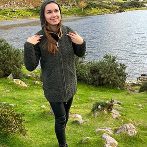 Irish Aran Lange Strickjacke mit Kapuze und Taschen Dunkelgrün Reine Merinowolle 100% Wolle 2-Wege-Reißverschluss Wirklich warm & dick MADE IN IRELAND Bild 6