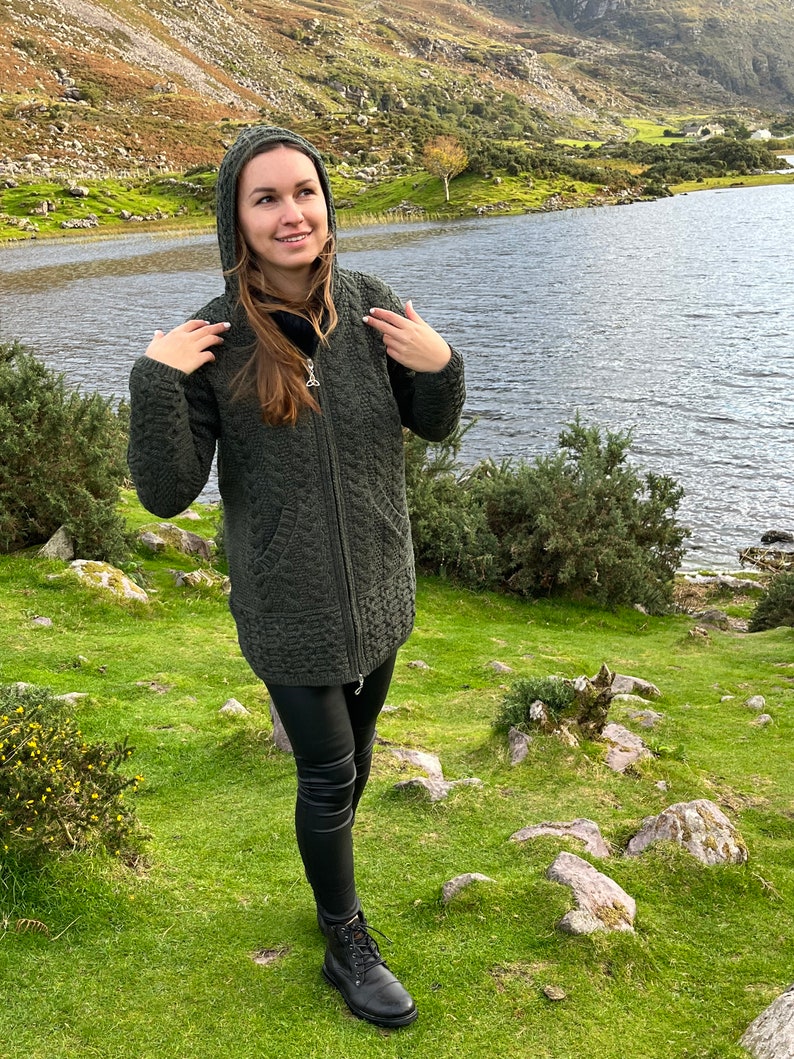 Irish Aran Lange Strickjacke mit Kapuze und Taschen Dunkelgrün Reine Merinowolle 100% Wolle 2-Wege-Reißverschluss Wirklich warm & dick MADE IN IRELAND Bild 6