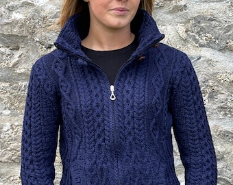 Cardigan long / veste avec fermeture à glissière irlandais Aran pour femmes avec poches - 100 % pure laine mérinos - Bleu profond / bleu marine - Doux et épais - FABRIQUÉ EN IRLANDE