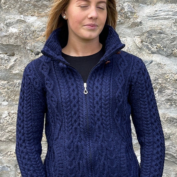 Cardigan long / veste avec fermeture à glissière irlandais Aran pour femmes avec poches - 100 % pure laine mérinos - Bleu profond / bleu marine - Doux et épais - FABRIQUÉ EN IRLANDE