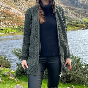 Irish Aran Lange Strickjacke mit Kapuze und Taschen Dunkelgrün Reine Merinowolle 100% Wolle 2-Wege-Reißverschluss Wirklich warm & dick MADE IN IRELAND Bild 4