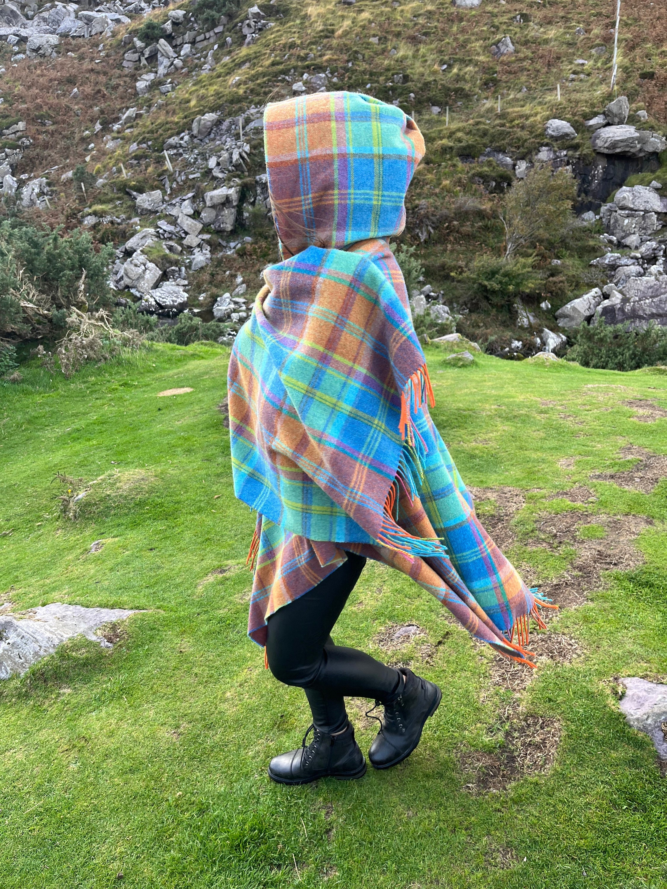 Poncho plaid à capuche bleu marine femme