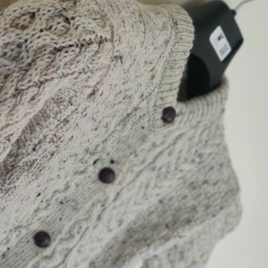 Irische Aran Kinder Strickjacke - 100% Schurwolle - Creme mit Fleck - richtig warm und klobig - MADE IN IRELAND