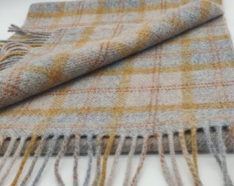 Irischer Schal aus weicher Lammwolle - 100% Schurwolle - grau/beige/gelb/orange - Tartan/Plaid Karo - sehr weich - HANDMADE IN IRELAND