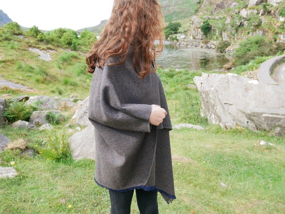 Ruana arisaid laine tweed irlandais, wrap, arisaid Ruana - chevrons marron/bleu/beige - 100 % laine - prêt pour l’expédition - livraison gratuite - HANDMADE IN Irlande 9dae39 Ruana arisaid laine tweed irlandais, wrap, arisaid Ruana - chevrons marron/bleu/beige - 100 % laine - prêt pour l’expédition - livraison gratuite - HANDMADE IN Irlande 9dae39