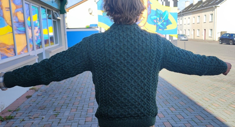 Pull traditionnel d'Aran 100 % pure laine vierge / Pure laine mérinos douce Vert foncé Chunky & Heavy Bon pull irlandais MADE IN IRELAND Pure Merino Wool