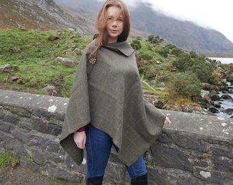 Cape, poncho et châle en laine tweed irlandaise du Donegal - 100 % pure laine d'Irlande vierge - Mousse/vert armée avec surjet jaune - FABRIQUÉ À LA MAIN EN IRLANDE