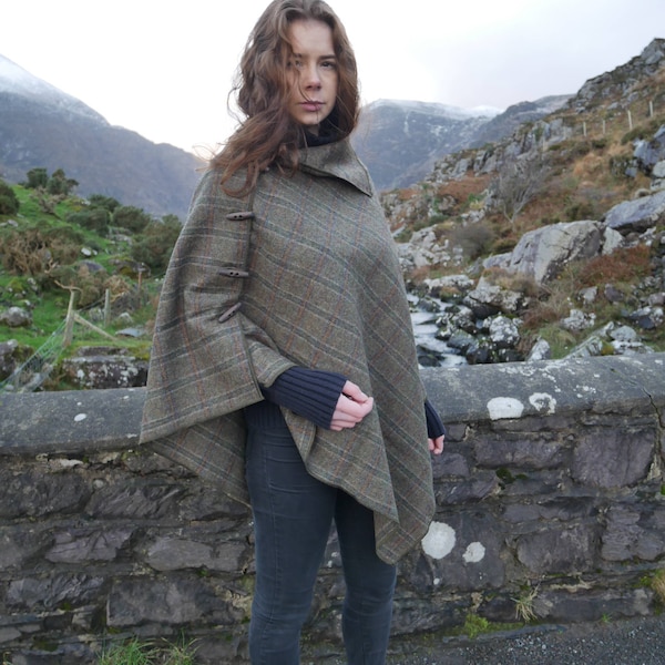 Vielseitiger 3in1-Irischer Tweed Wolle Poncho, Cape & Schal - grün Irish Tartan / Karo Karo -100% Wolle - HANDMADE IN IRELAND