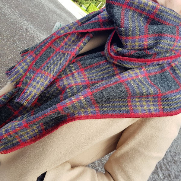 Irischer Tweed Schal, Oversized Schal, Stola - Graphit/braun/blau/rot/gelber Tartan, karierter Karton - 100% schurwolle - HANDMADE IN IRELAND