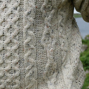 Traditioneller Aran Pullover 100% Schurwolle Creme mit mehrfarbigen Fleck Nep Warm und klobig MADE IN IRELAND Bild 8