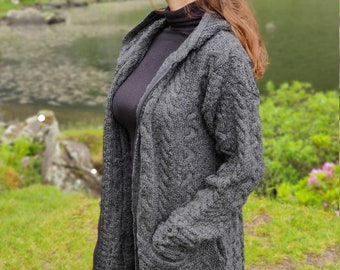 Cardigan long à capuche irlandais Aran avec poches - Anthracite - 100 % pure laine vierge / Pure laine mérinos douce - Vraiment chaud et épais - FABRIQUÉ EN IRLANDE