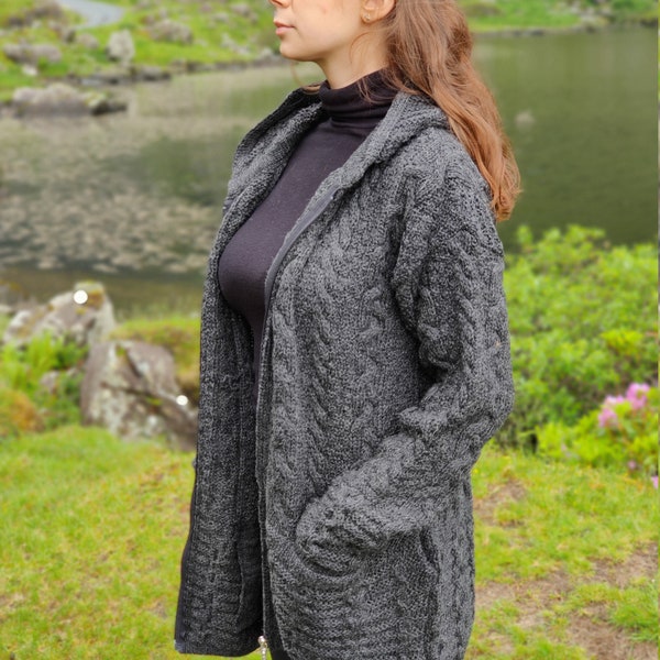 Cardigan long à capuche irlandais Aran avec poches - Anthracite - 100 % pure laine vierge / Pure laine mérinos douce - Vraiment chaud et épais - FABRIQUÉ EN IRLANDE