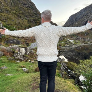Cardigan boutonné à col en V Aran pour homme Cardigan irlandais 100 % pure laine mérinos Laine douce Blanc naturel Col châle FABRIQUÉ À LA MAIN EN IRLANDE image 6
