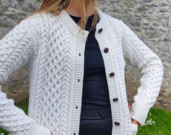 Irische Aran Merino Wolle Strickjacke - Lumber Jacke - Naturweiß - Mit Taschen - 100% Merinowolle - Warm & Chunky - HANDMADE IN IRELAND