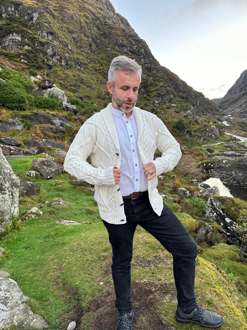 Cardigan boutonné à col en V Aran pour homme Cardigan irlandais 100 % pure laine mérinos Laine douce Blanc naturel Col châle FABRIQUÉ À LA MAIN EN IRLANDE image 4