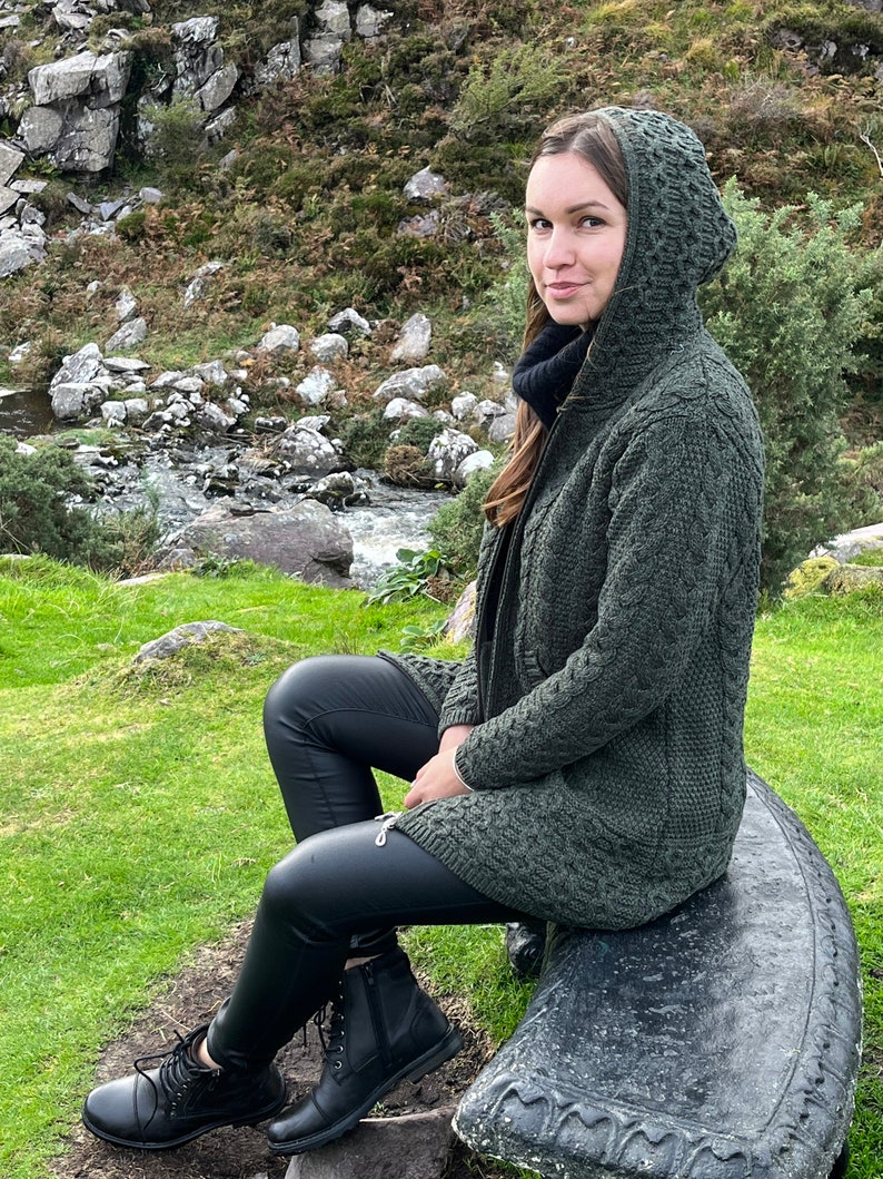 Irish Aran Lange Strickjacke mit Kapuze und Taschen Dunkelgrün Reine Merinowolle 100% Wolle 2-Wege-Reißverschluss Wirklich warm & dick MADE IN IRELAND Bild 10