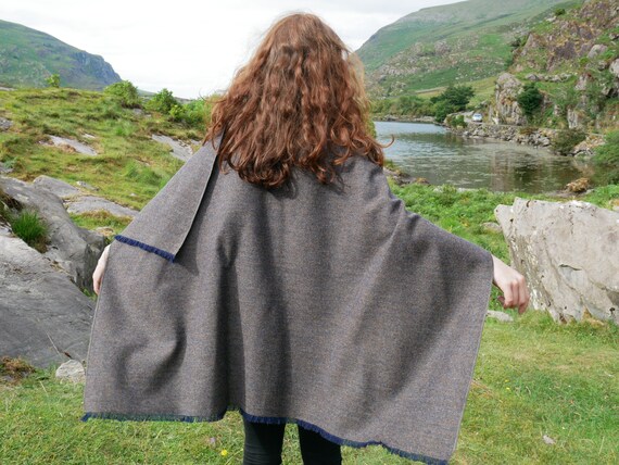 Ruana arisaid laine tweed irlandais, wrap, arisaid Ruana - chevrons marron/bleu/beige - 100 % laine - prêt pour l’expédition - livraison gratuite - HANDMADE IN Irlande 9dae39 Ruana arisaid laine tweed irlandais, wrap, arisaid Ruana - chevrons marron/bleu/beige - 100 % laine - prêt pour l’expédition - livraison gratuite - HANDMADE IN Irlande 9dae39