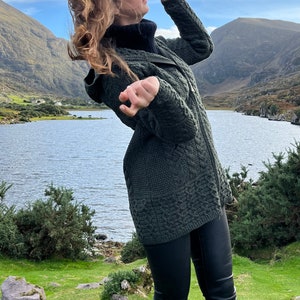 Irish Aran Lange Strickjacke mit Kapuze und Taschen Dunkelgrün Reine Merinowolle 100% Wolle 2-Wege-Reißverschluss Wirklich warm & dick MADE IN IRELAND Bild 7