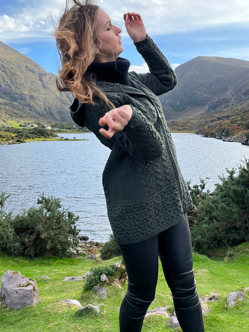 Irish Aran Lange Strickjacke mit Kapuze und Taschen Dunkelgrün Reine Merinowolle 100% Wolle 2-Wege-Reißverschluss Wirklich warm & dick MADE IN IRELAND Bild 7