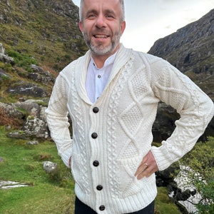 Cardigan boutonné à col en V Aran pour homme Cardigan irlandais 100 % pure laine mérinos Laine douce Blanc naturel Col châle FABRIQUÉ À LA MAIN EN IRLANDE image 3