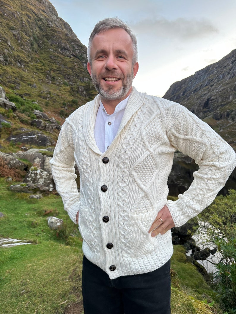 Cardigan boutonné à col en V Aran pour homme Cardigan irlandais 100 % pure laine mérinos Laine douce Blanc naturel Col châle FABRIQUÉ À LA MAIN EN IRLANDE image 3