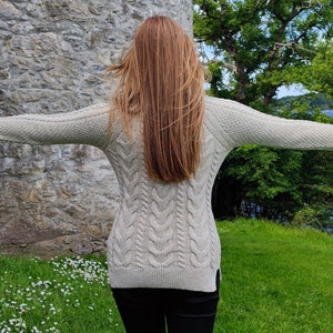 Damen Irish Aran Cashmere / Merino Wolle Langer Pullover - Beige Parsnip Oatmeal - V-Ausschnitt - Super Weich, Warm & Chunky - HANDMADE IN IRELAND