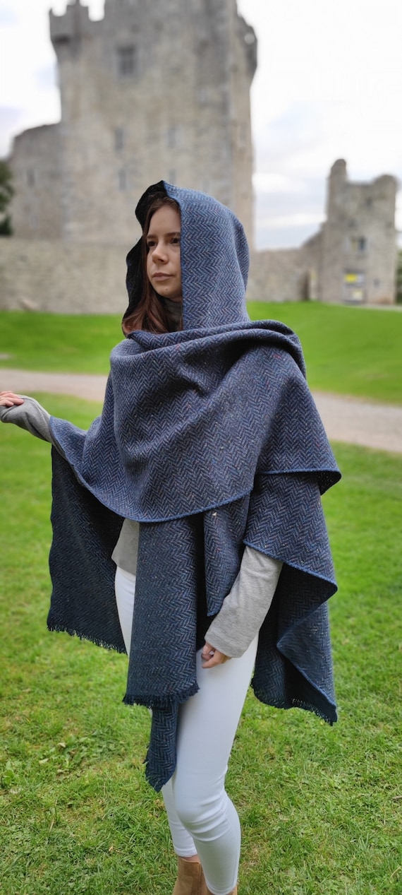 Cape a capuche en laine tweed irlandaise Donegal cape rectangulaire ruana Marine mouchetee chevrons bleus Tweed epais Unisexe FABRIQUE A LA MAIN EN IRLANDE Etsy France