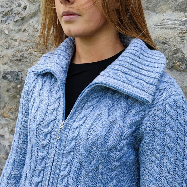 Cárdigan con cremallera y bolsillos Irish Aran Polo - 100% lana merino - Azul cielo marga - Suave, grueso y muy cálido / transpirable - HECHO EN IRLANDA