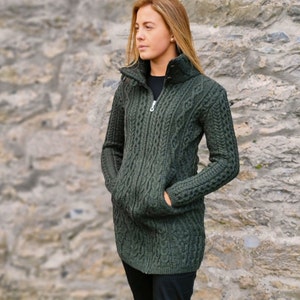Irish Aran Damen Reißverschluss Lange Strickjacke / Jacke mit Taschen - 100% Reine Merinowolle - Armee-Grün - Weich & Chunky - MADE IN IRELAND