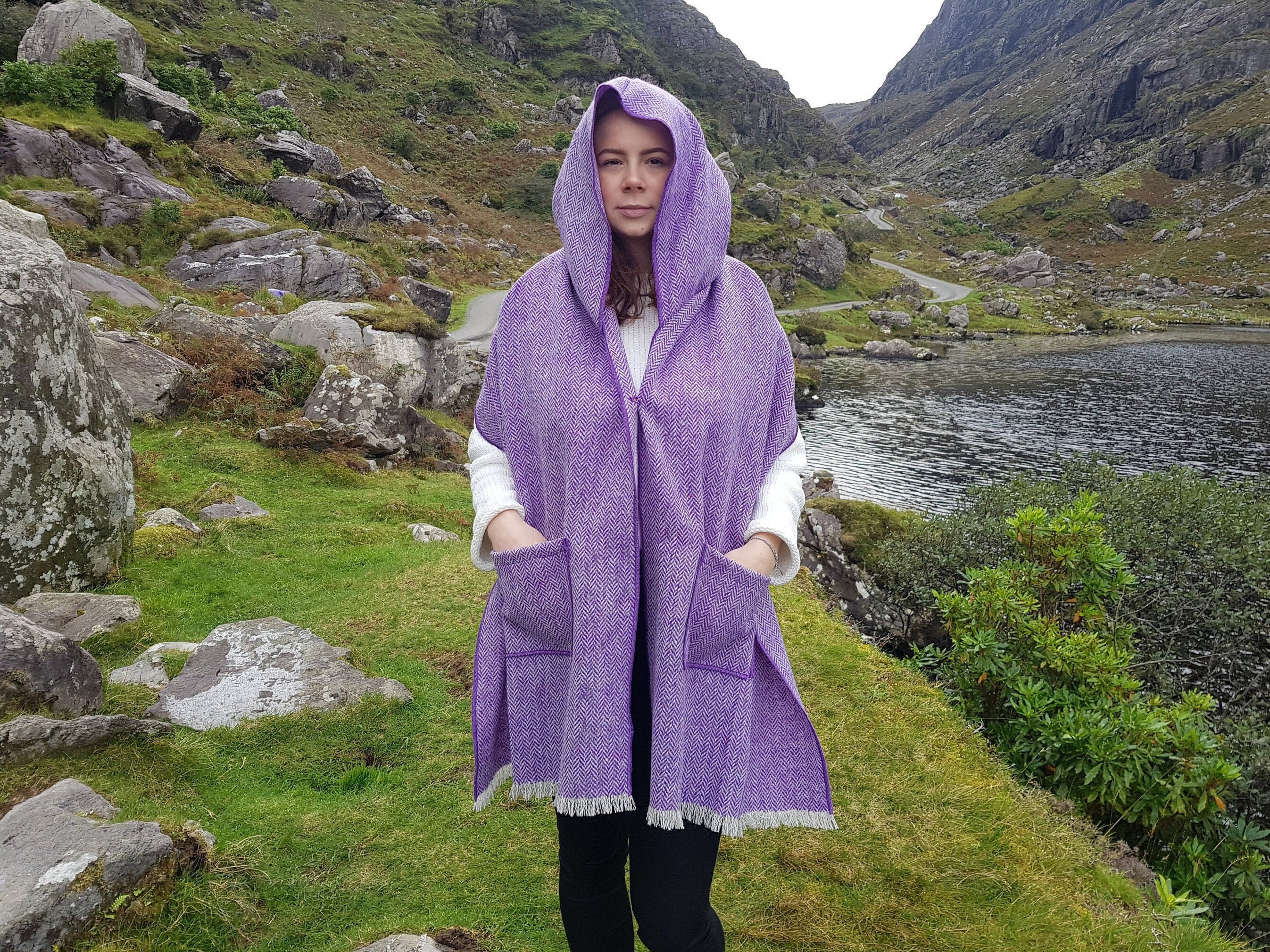 Irischer Tweed Kapuzenschal, Oversized Schal, Stola lila Fischgrät 100%  Wolle Hand fransen versandfertig HANDMADE IN IRELAND | Strumpfhosen