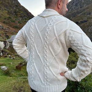 Cardigan boutonné à col en V Aran pour homme Cardigan irlandais 100 % pure laine mérinos Laine douce Blanc naturel Col châle FABRIQUÉ À LA MAIN EN IRLANDE image 9