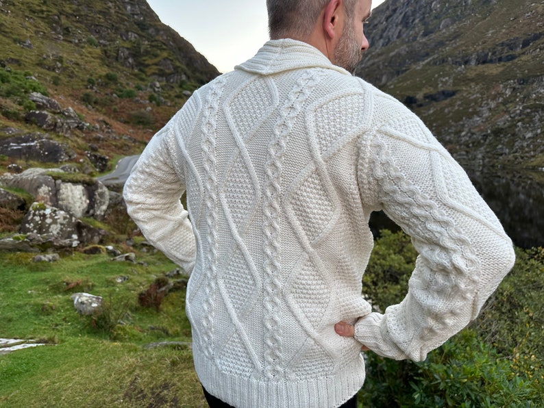 Cardigan boutonné à col en V Aran pour homme Cardigan irlandais 100 % pure laine mérinos Laine douce Blanc naturel Col châle FABRIQUÉ À LA MAIN EN IRLANDE image 9