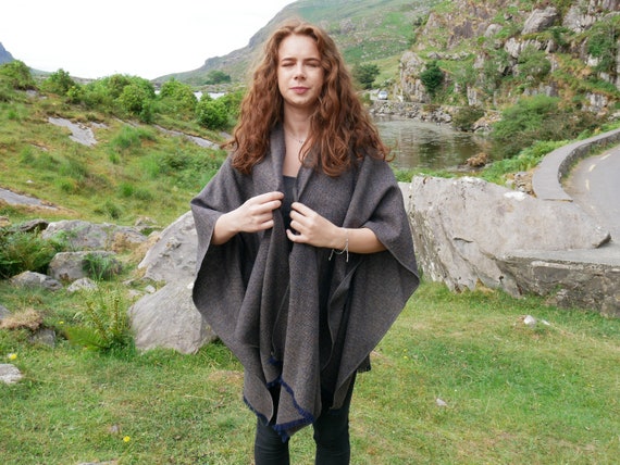 Ruana arisaid laine tweed irlandais, wrap, arisaid Ruana - chevrons marron/bleu/beige - 100 % laine - prêt pour l’expédition - livraison gratuite - HANDMADE IN Irlande 9dae39 Ruana arisaid laine tweed irlandais, wrap, arisaid Ruana - chevrons marron/bleu/beige - 100 % laine - prêt pour l’expédition - livraison gratuite - HANDMADE IN Irlande 9dae39