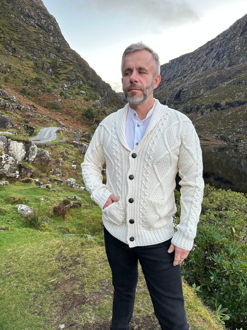 Cardigan boutonné à col en V Aran pour homme Cardigan irlandais 100 % pure laine mérinos Laine douce Blanc naturel Col châle FABRIQUÉ À LA MAIN EN IRLANDE image 1