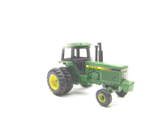Ertl 2586D John Deere Tractor 1:64 Scale Die-cast With Dual Rubber
