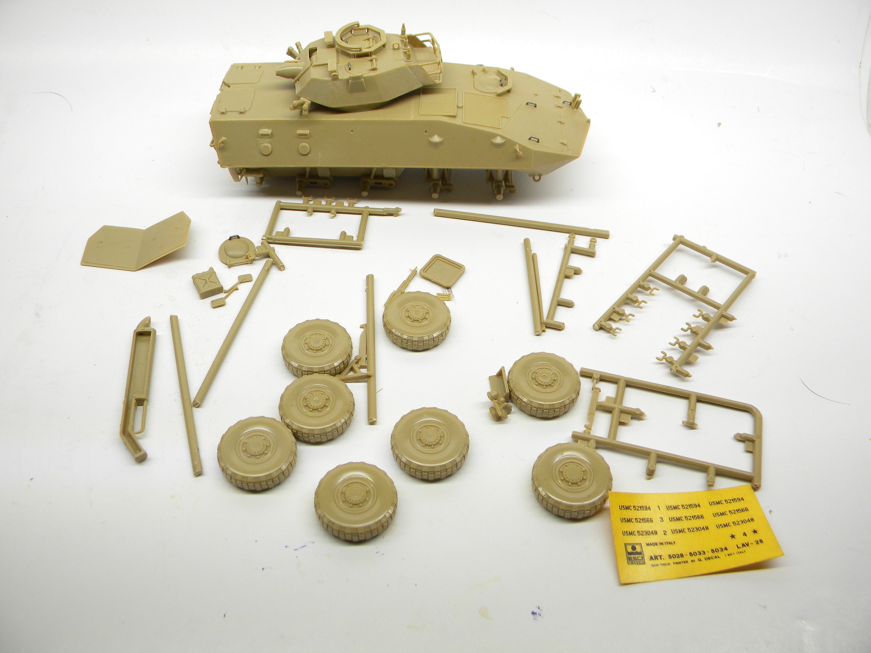 Collection Armour LAV 25 Desert Tank Hunter - Modèle 1:72 En Métal - Neuf Sous Blister