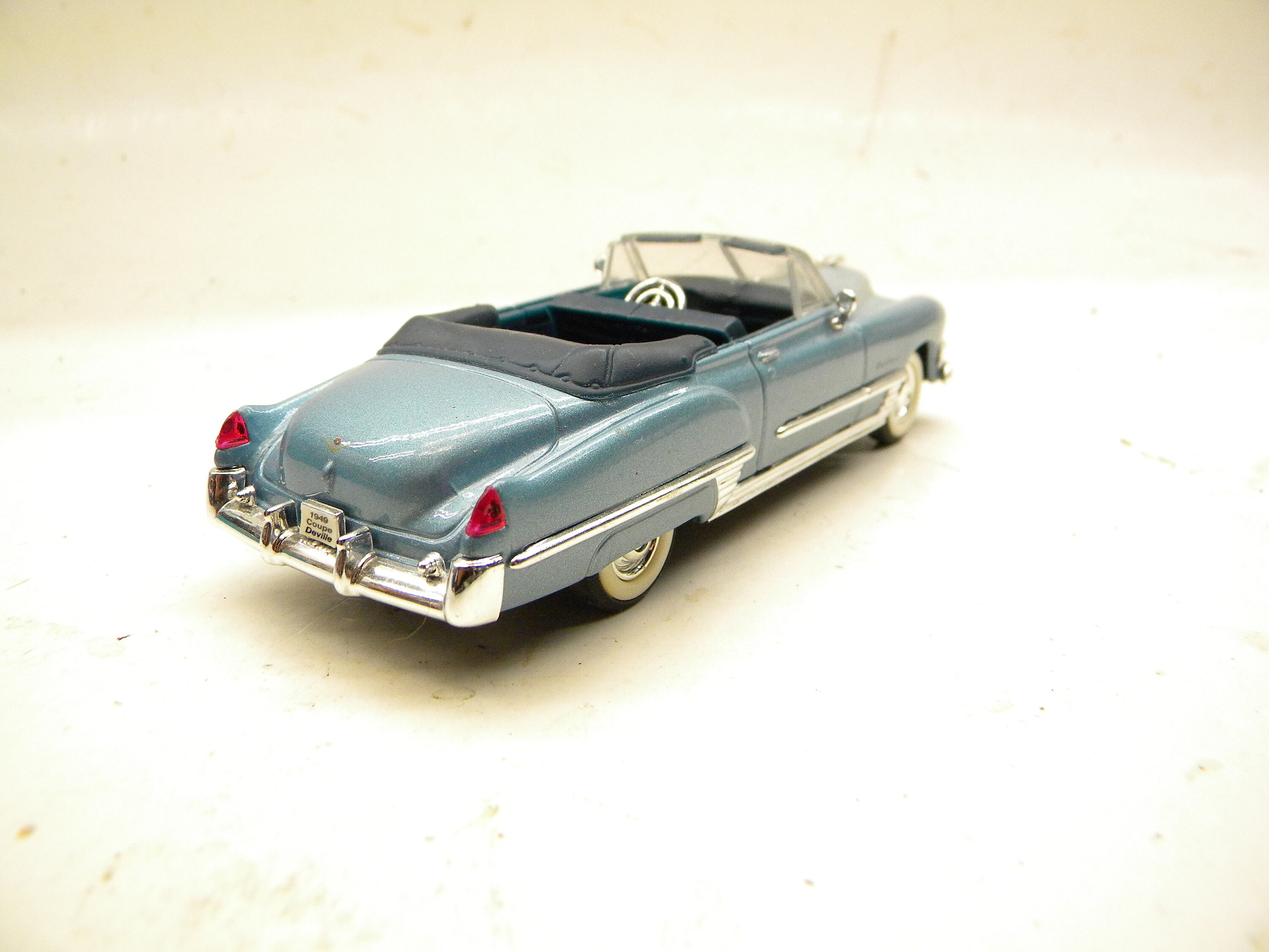 Modèle Réduit Cadillac Coupe De Ville 1949 - Échelle 1:43 - Marque Road Signature - Rouge - Neuf En Boîte