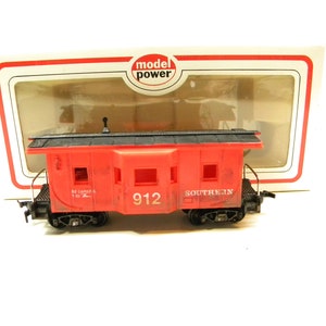 Model Power HO 912 Southern 36 Foot Bay Window Caboose
