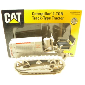 Ertl 2438 Caterpillar Holt 1928 2 Ton Track Type Tractor 1:16 Scale  Die-cast with Rubber Tracks