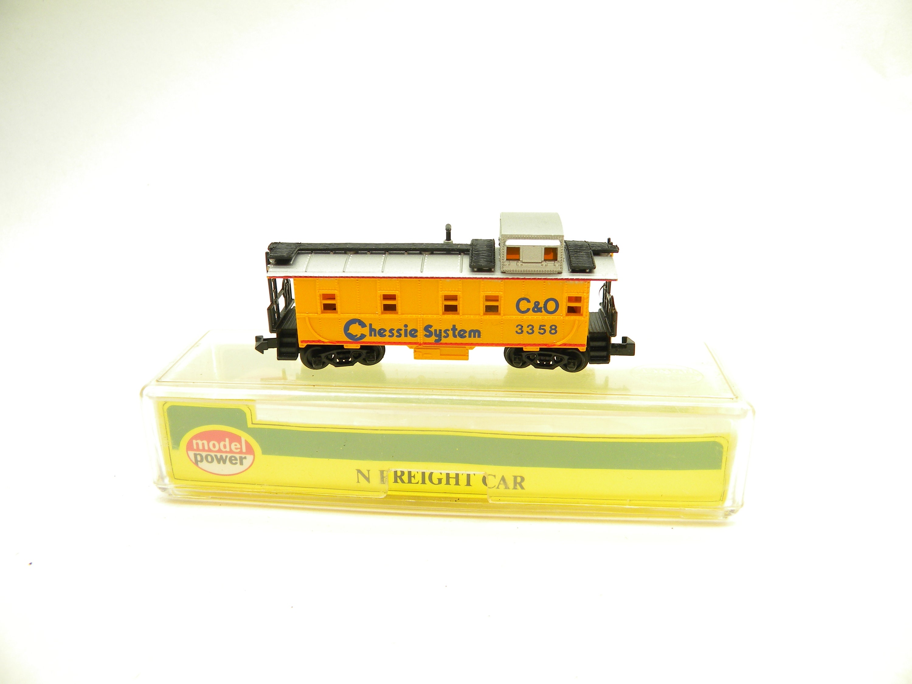 Model Power 3183 Chessie System Offset Cupola Caboose   N Gauge