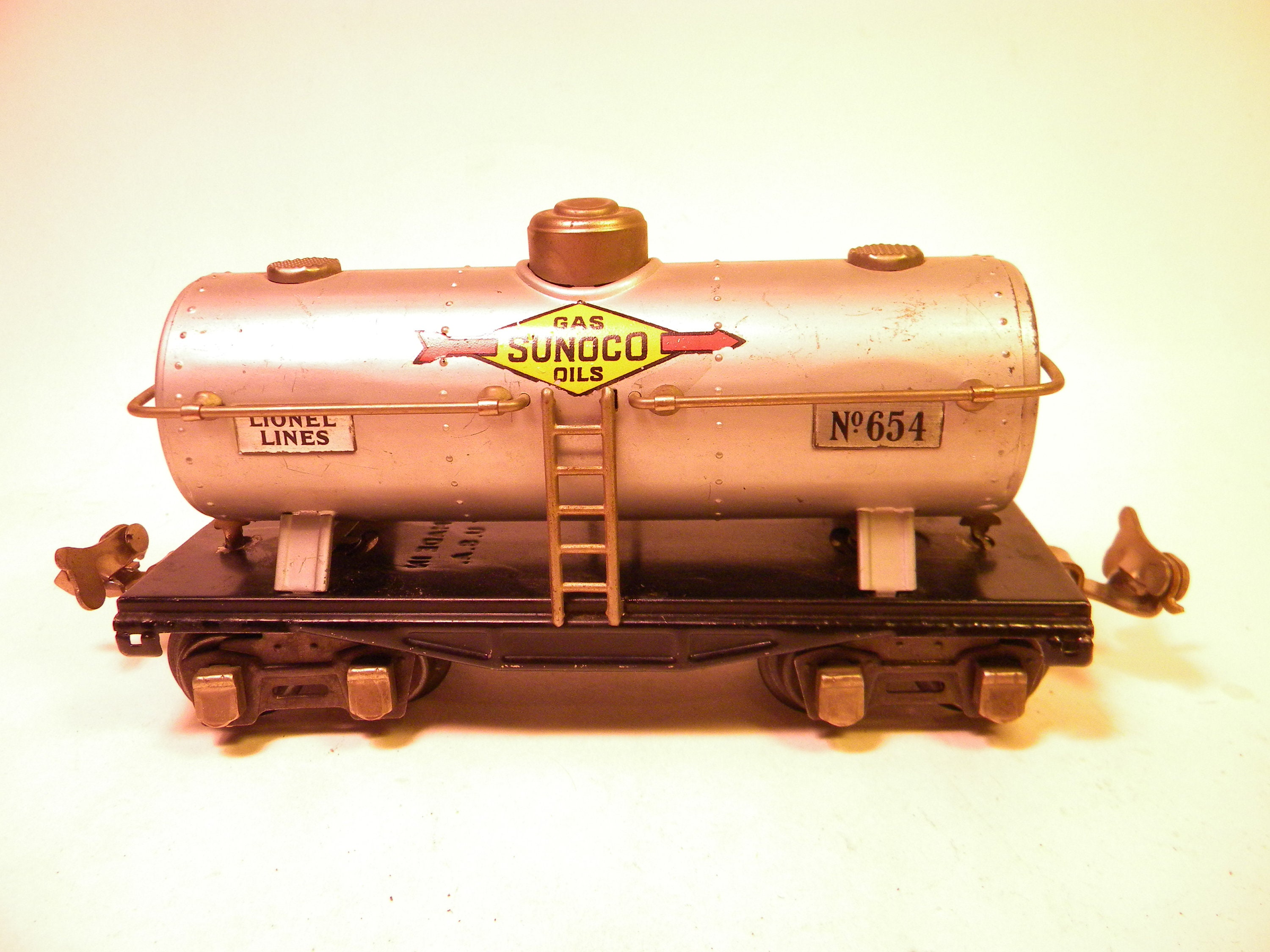 Lionel 654 Sunoco Tank Car    1935-1938 Aluminum with Nickel Trim Version    Vintage O Gauge Train
