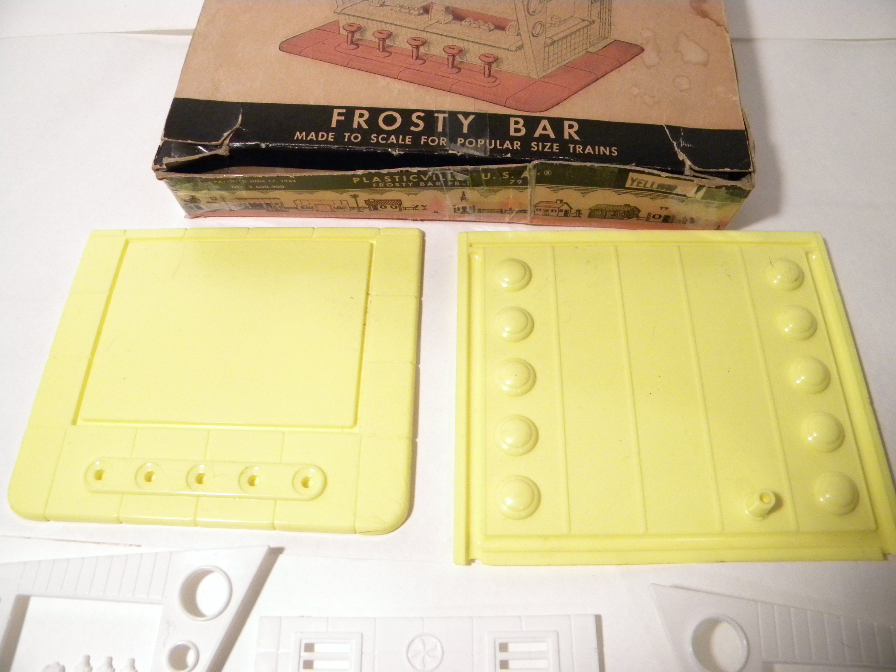 Plasticville Frosty Bar White Base O-S Scale 