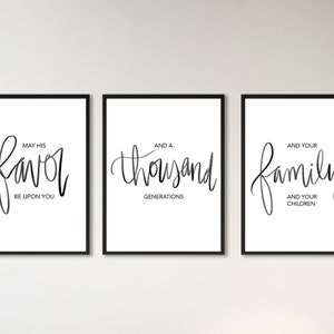 Può includere: Tre stampe incorniciate nere con sfondi bianchi e calligrafia nera. La prima stampa dice "Che la sua grazia sia su di te". La seconda stampa dice "E mille generazioni". La terza stampa dice "E la tua famiglia e i tuoi figli".