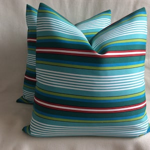 Par de fundas de almohadas para interior y exterior con rayas múltiples - Tejido Richloom “Walden” - Azul/Verde/Rojo/Blanco - Cremallera invisible - Fundas de 20 x 20